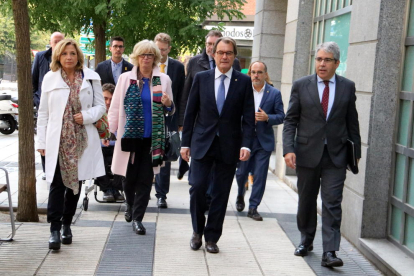 La llegada, de izquierda a derecha, de Joana Ortega, Irene Rigau, Artur Mas y Francesc Homs en el Tribunal de Cuentas el 10 de octubre de 2018.