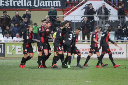 Els futbolistes celebren la victòria aconseguida davant el Sevilla Atlético amb dos gols després del descans.