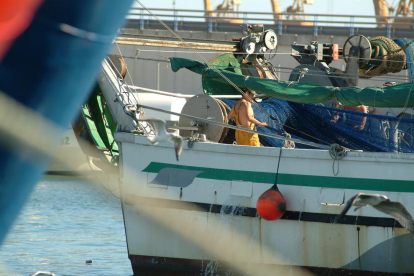 Un pescador en una barca, al Serrallo, en una imatge d'arxiu.