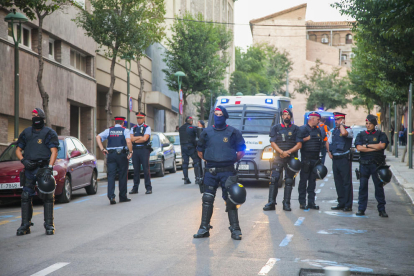 Los Mossos D'Esquadra han cerrado el paso en la calle Sant Francesc con vallas y han desplegado las unidades del ARRO.
