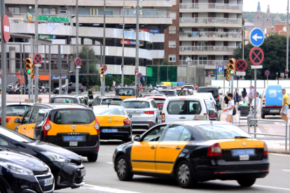 Imagen de archivo de taxis en la ciudad de Barcelona.