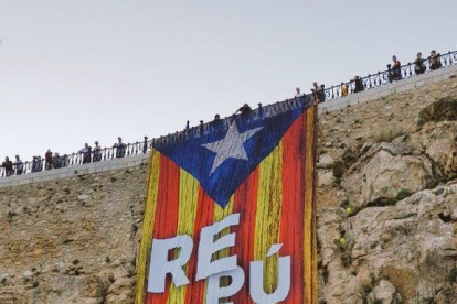 L'estelada col·locada al Balcço del Mediterrani.