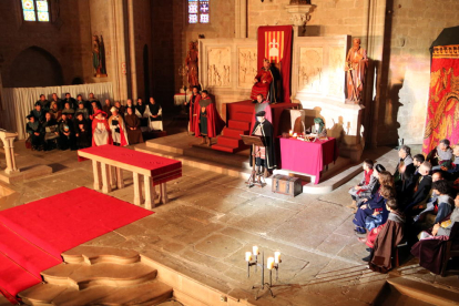 Plano general del espectáculo 'Corts Catalanes de 1414', como clausura de la Semana Medieval de Montblanc, en el altar de la iglesia de Santa Maria.