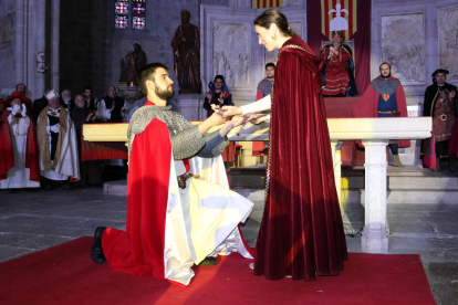 Txell Bonet, pareja de Jordi Cuixart, recogiendo la espada de honor de manos del caballero Sant Jordi de la Setmana Medieval de Montblanc, arrodillado al suelo del altar de la iglesia de Santa Maria.