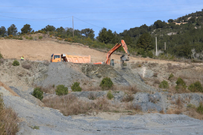 Màquines treballant als peus de la muntanya al Coll de Lilla, entre l'Alt Camp i la Conca de Barberà, com a actuació prèvia a l'excavació del túnel de l'A-27.