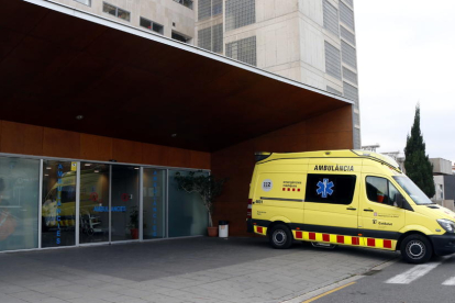 Plano abierto de una ambulancia estacionada en el área de Urgencias del Hospital Joan XXIII de Tarragona.