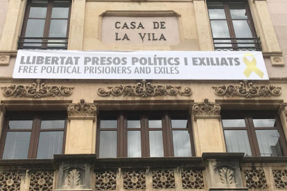 Façana de l'Ajuntament de Valls amb una pancarta per la llibertat dels presos.