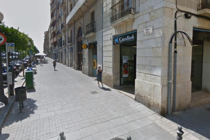 El robatori es va produïr al carrer, a la sortida d'aquesta entitat bancària.