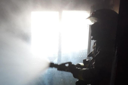Imatge dels Bombers actuant al pis incendiat.