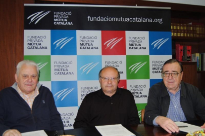 Ramon Marrugat, patró de la Fundació, Miquel Àngel Pradilla, representant d'Onada Edicions, i Joan Josep Marca, president de la FPMC, durant la signatura de la renovació.