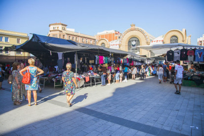 Ambient en el mercadet de la plaça Corsini durant el 20 d'agost de 2018.