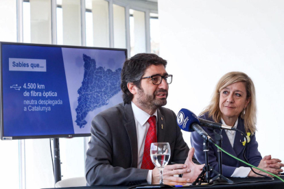 El conseller de Polítiques Digitals, Jordi Puigneró, i l'alcaldessa de Vilanova i la Geltrú, Neus Lloveras, presentant la connexió de fibra òptica pública.