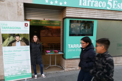 Núria Casino, número dos de la lista, en la puerta de la sede electoral de Tarraco 5 estrellas.