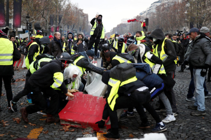 Imatge dp'arxiu de manifestants 'armilles grogues' fent una barricada als carrers de París.