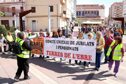 Pla general de la capçalera de la manifestació demanant pensions dignes que ha sortit des de davant del mercat municipal d'Amposta. Imatge del 30 d'abril de 2018