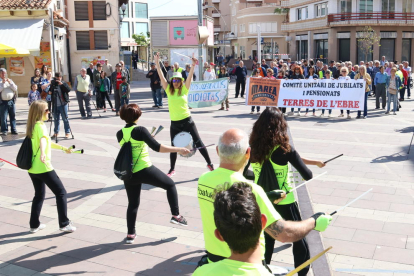 Pla general de la batucada prèvia a l'inici de la sortida de la manfiestació de la Marea Pensionista a Amposta. Imatge del 30 d'abril de 2018