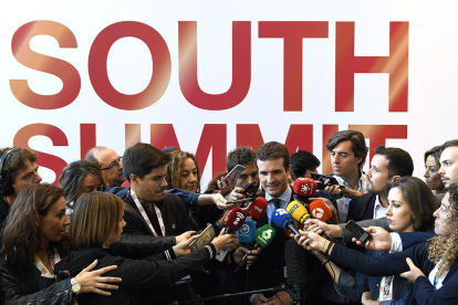 El lídeo del PP, Pablo Casado, haciendo declaraciones durante el South Summit 2018.