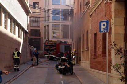 Imatge dels Bombers treballant per apagar el foc de la sala de transformadors de l'Ajuntament de Tortosa.