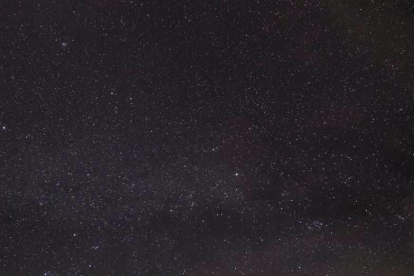 Imatge de la Plaça Major de Prades a les fosques amb el cel estrellat
