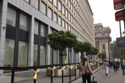 Lazos amarillos en el edificio de los juzgados de primera instancia de casos civiles en Bruselas, el mismo día en que estaba citado el juez Pablo Llarena.