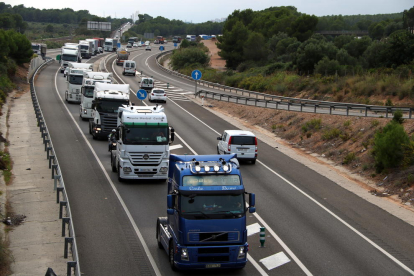 Camiones durante la marcha lenta en l'N-340 dirección en la entrada del AP7 en Altafulla el pasado 11 de octubre.