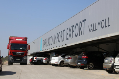 Plano general de una de las entradas de la nueva nave de Tarraco Import Export, en Vallmoll.