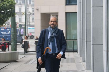 El abogado belga defensor de Pablo Llarena, Hakim Boularbah, en la entrada de la vista preliminar en los juzgados de primera instancia de Bruselas.