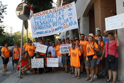 Una setentena de trabajadores de Villablanca i Bellisens, centros pertenecientes al Grup Pere Mata, concentrados con pancartas delante de la oficina de Inspección Territorial de Trabajo en Tarragona.