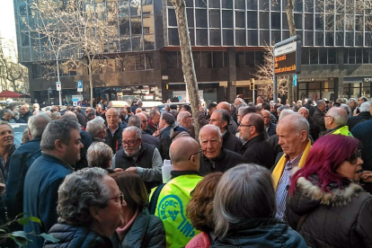 Pla general de la concentració de jubilats d'Endesa davant el Consolat italià a Barcelona.