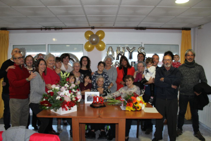 Foto de família de l'acte de celebració dels 100 anys de Maria Fidalgo.