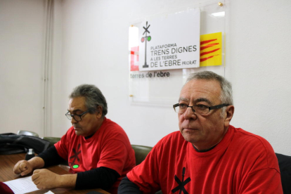 Pla mig dels portaveus de la Plataforma Trens Dignes, Josep Casadó i Wildredo Miró, aquest dilluns a Tortosa. Imatge del 5 de novembre de 2018