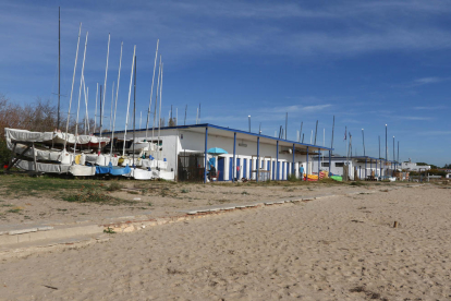 Les instal·lacions del Club de Vela de la Platja Llarga es troben a tocar dels restaurants Tòful de Mar i el Iot.