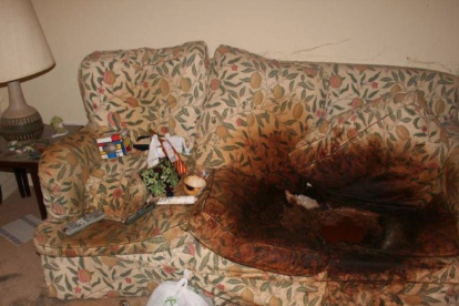 Imatge del sofà on van trobar el cadàver de Cecily Kurtz.