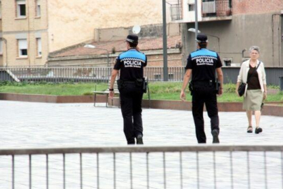 Dos policías municipales en Lérida.
