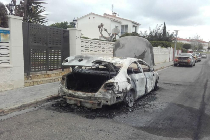 El fuego afectó a otro vehículo estacionado en la zona de los hechos.
