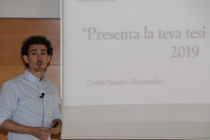 El doctorando de la URV y del IPHES Carlos Sánchez, durante la exposición de su tesis.