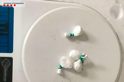 Pla detall de bossetes amb cocaïna que duia traficant detingut a Vilallonga del Camp (Tarragonès). Imatge publicada el 30 de maig del 2018