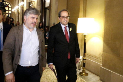 El president de la Generalitat, Quim Torra, i el diputat, Albert Batet, arribant a la reunió amb els diputats de JxCat, el 30 de maig de 2018.