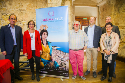 Los impulsores de Tarraco Viva con el cartel de la 21 edición del certamen.