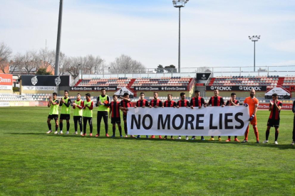 Imatge dels jugadors amb la pancarta «No More Lies».