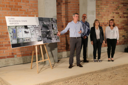 Plano conjunto del alcalde de Amposta, Adam Tomàs, a la izquierda, presentando los detalles del proyecto de la cocina de la residencia de abuelos.