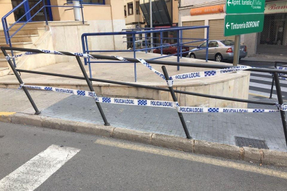 Un coche chocó contra unas barandillas en Móra d'Ebre.