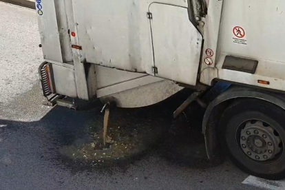 Ayer mismo, un vecino del barrio denunciaba la suciedad que tiraba un camión de limpieza.