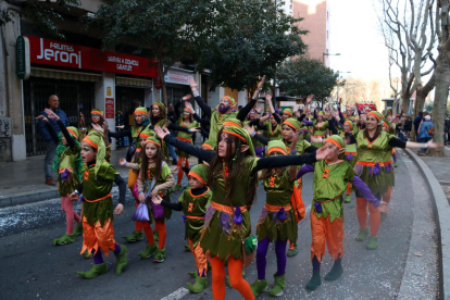 Imatge dels membres d'una de les comparses que participen en la rua de lluïment del carnaval de Reus.