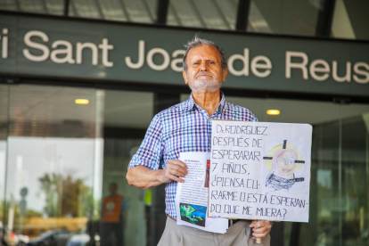 El afectado fue ayer por la mañana al Hospital Sant Joan para presentar su queja y manifestarse.