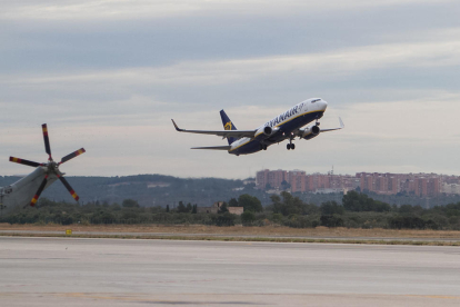 Un avió de l'aerlínia Ryanair, a l'Aeroport de Reus.