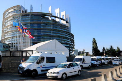 Dispositivo policial delante de el Parlamento Europeo.