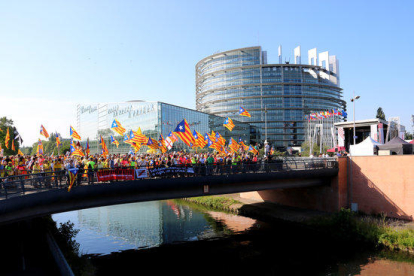 Plano general del Parlamento Europeo, con un puente lleno de manifestantes independentistas.