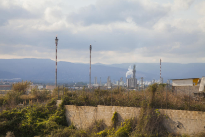 La antorcha más alta del complejo industrial de Repsol mide 105 metros de altura y el quemador está ubicado en el extremo más elevado.