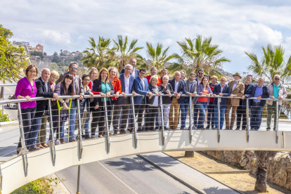 Los miembros de la lista socialista que encabeza Josep Fèlix Ballesteros, en la pasarela construida por el Port de Tarragona.